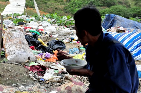 Bữa[-]cơm[-]trưa[-]giữa[-]biển[-]rác